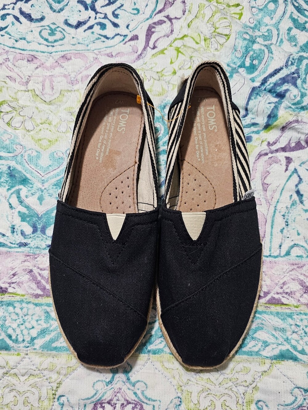 TOMS Women's Black Slip-On Canvas Shoes Size 7 NWOT